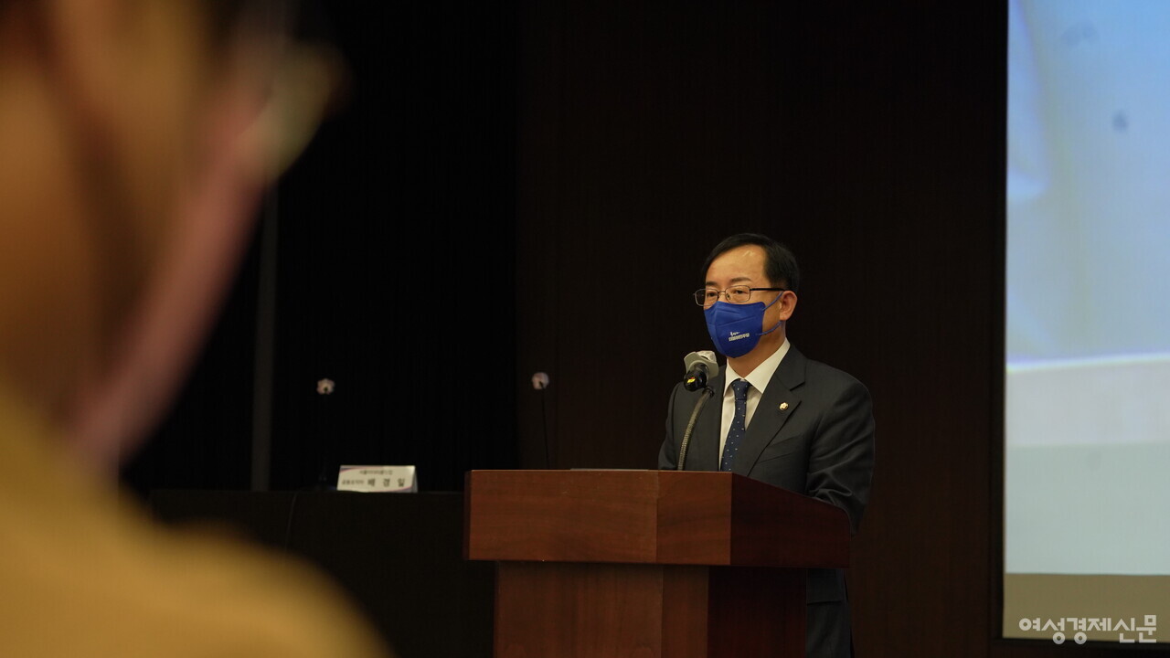 2022년 2월 16일 전국은행연합회에서 열린 여성경제신문 금융포럼에서 김경만 국회의원이 이재명 대통령후보 축사를 대독하고 있다. /장세곤 기자