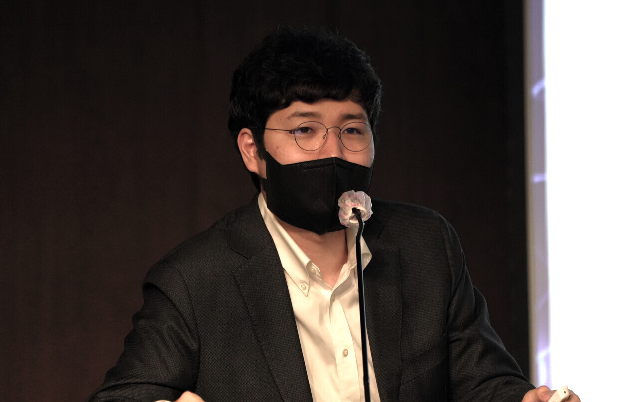 2022년 2월 16일 전국은행연합회에서 열린 여성경제신문 금융포럼에서 김동환 법무법인 디라이트 변호사가 암호화폐공개 허용 vs 스캠 방지 주제를 발제하고 있다./장세곤 기자