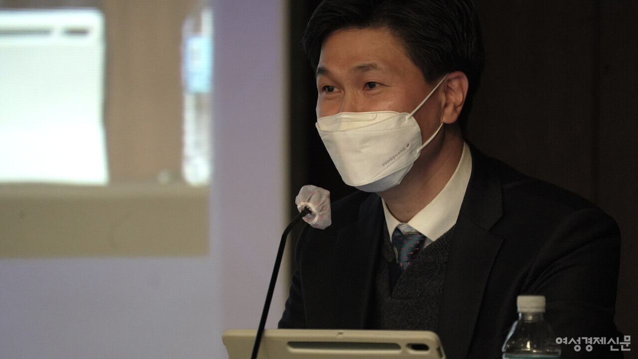 2022년 2월 16일 전국은행연합회에서 열린 여성경제신문 금융포럼에서 김의석 KAIST 기술경영학부 교수가 세션2에서 발제하고 있다./장세곤 기자