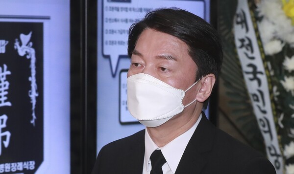 안철수 국민의당 대선후보가 16일 저녁 천안 동남구 단국대병원 장례식장에 마련된 손평오 논산·계룡·금산 지역선대위원장의 빈소를 나서고 있다. /연합뉴스