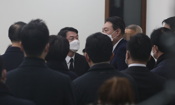 윤석열 국민의힘 대선후보가 16일 저녁 천안 단국대병원에 마련된 국민의당 고 손평오 논산·계룡·금산 지역선대위원장의 빈소를 조문한 뒤 안철수 국민의당 대선후보를 위로하고 있다./공동취재=연합뉴스