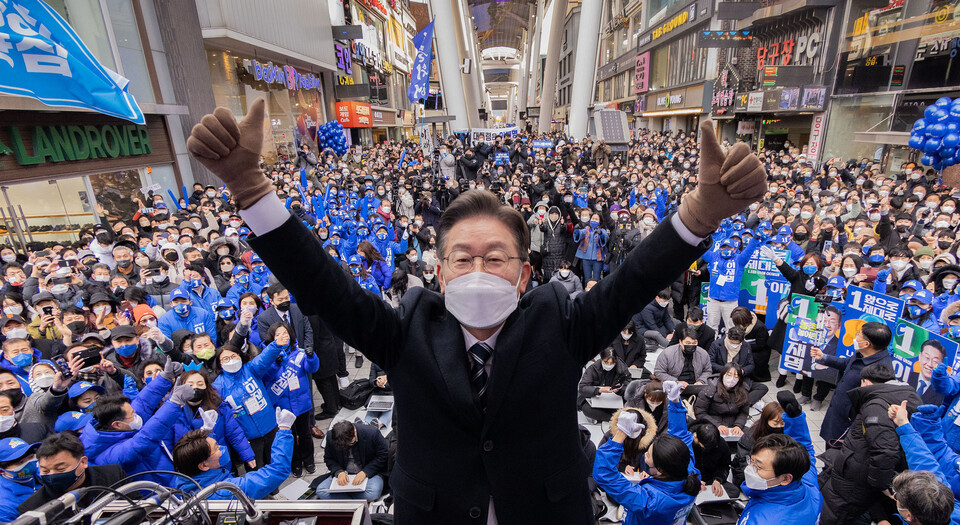 더불어민주당 이재명 대선후보가 제20대 대통령 선거 공식 선거운동 첫날인 15일 대전시 으능정이 거리에서 연설을 마친 뒤 손을 들어 지지자들에게 인사하고 있다. / 연합뉴스