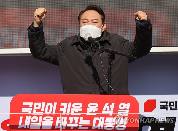 국민의힘 윤석열 대선후보가 17일 오전 경기도 용인 수지구 테이스티 애비뉴 옆 공터에서 열린 '역동적 혁신성장 대한민국 만들기' 유세에서 유권자들에게 지지를 호소하고 있다. /국회사진기자단=연합뉴스