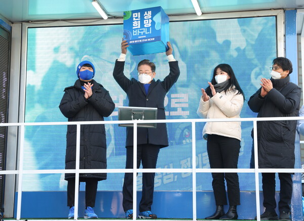 이재명 더불어민주당 대선후보가 17일 서울 노원구 상계동 롯데백화점 노원점 앞에서 유세를 펼치고 있다. /연합뉴스