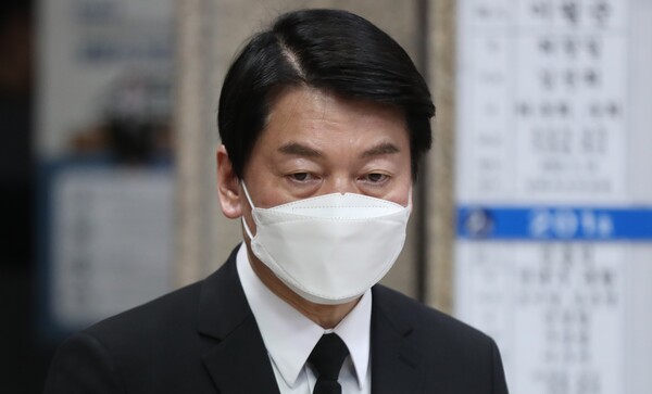 안철수 국민의당 대선후보가 '유세버스 사고'로 숨진 버스 기사 A씨의 빈소가 마련된 경남 김해시 지내동 김해전문장례식장을 방문해 조문 후 승강기에서 나오고 있다. /연합뉴스