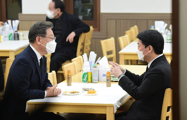 지난 16일 국민의당 고(故) 손평오 지역선대위원장 빈소에서 이재명 더불어민주당 대선후보가 안철수 국민의당 대선후보를 위로하고 있다. /연합뉴스