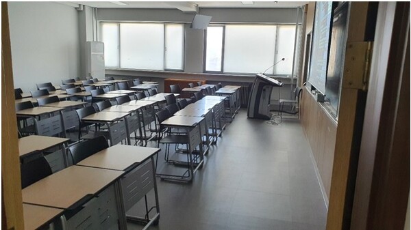 비대면 수업이 지속되면서 전국 대부분 대학교의 강의실은 비어 있는 상황이다. 사진은 국민대학교 빈 강의실의 모습. /정재환