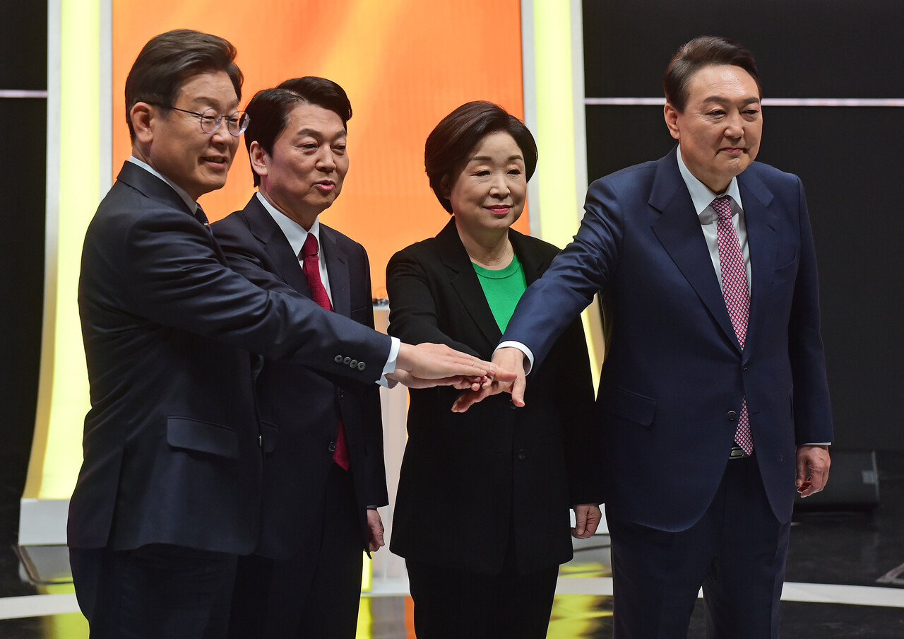 21일 오후 서울 마포구 MBC 미디어센터 공개홀에서 열린 중앙선거방송토론위원회 주관 제20대 대통령선거 후보 초청 1차 토론회에 앞서 대선 후보들이 기념촬영을 하고 있다. 왼쪽부터 이재명 더불어민주당 대선후보, 안철수 국민의당 대선후보, 심상정 정의당 대선후보, 윤석열 국민의힘 대선후보. /한국인터넷신문협회 제공