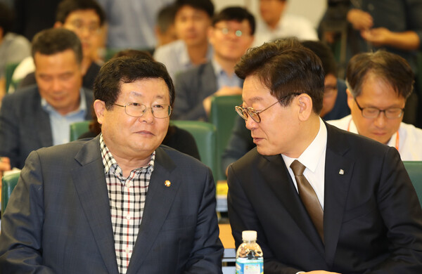 지난 2019년 국회 의원회관에서 열린 토론회에서 이재명 당시 경기도지사(오른쪽)와 설훈 의원(왼쪽)이 얘기하고 있다. /연합뉴스