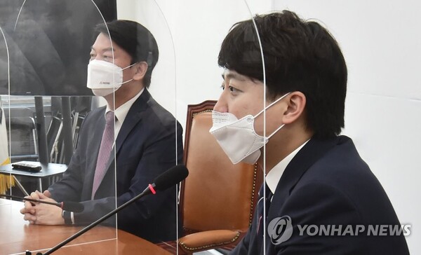 국회에서 국민의힘 이준석 당 대표(오른쪽)가 인사차 국민의당 안철수 당 대표를 방문, 발언하고 있다. /연합뉴스