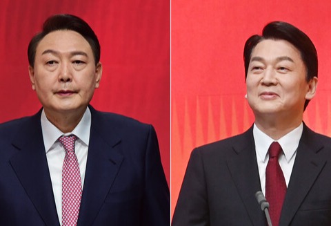 윤석열 국민의힘 대선후보(왼쪽)와 안철수 국민의당 대선후보가 21일 오후 서울 마포구 MBC 미디어센터 공개홀에서 열린 중앙선거방송토론위원회 주관 제20대 대통령선거 후보 초청 1차 토론회에서 토론을 준비하고 있다. /공동취재=연합뉴스