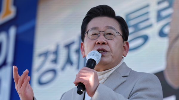 이재명 더불어민주당 대선후보가 23일 충남 당진시 당진어시장에서 열린 '서해안의 중심도시 당진, 이재명이 만들겠습니다!' 당진 유세에서 지지를 호소하고 있다. /연합뉴스