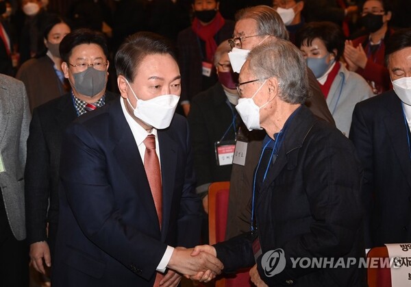 국민의힘 윤석열 대선 후보가 24일 오전 국회도서관에서 열린 '여야 전직 국회의장·국회의원 윤석열 후보 지지 선언' 참석자들과 인사를 나누고 있다. /국회사진기자단=연합뉴스