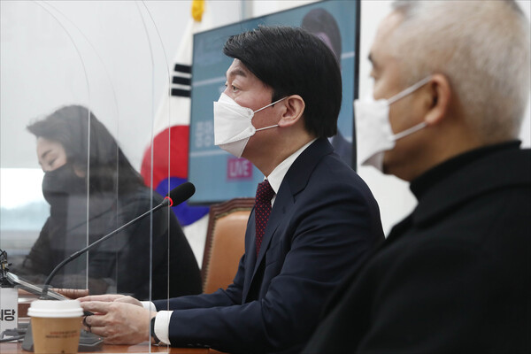 안철수 국민의당 대선후보가 24일 오전 국회에서 열린 중앙선거대책위원회의를 주재하고 있다. /국회사진기자단=연합뉴스