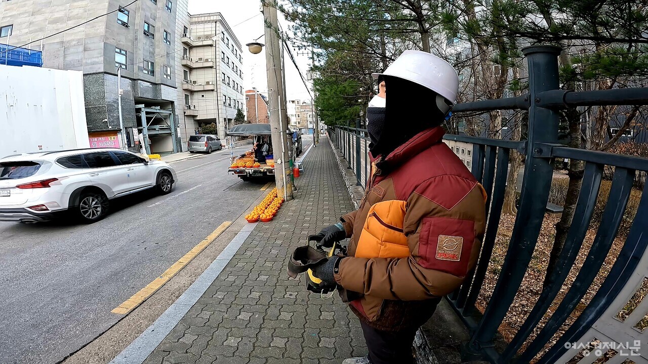 서울시 동대문구 이문동 공사현장에서 소형타워크레인 리모콘을 작동하는 조종사. /여성경제신문DB