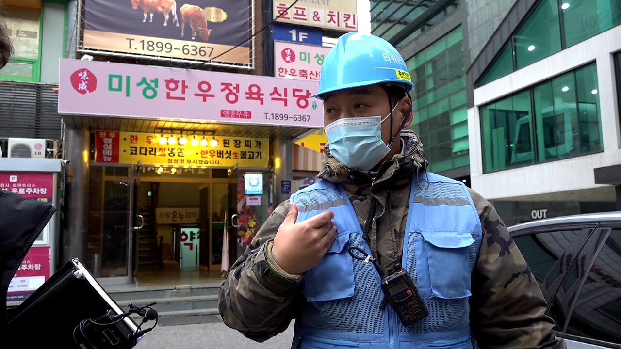 본지와 인터뷰를 진행 중인 서울시 강남구 삼성동 공사현장의 소형 타워크레인 조종사. /여성경제신문DB
