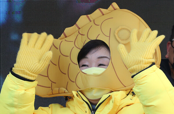 심상정 정의당 대선후보가 24일 서울 구로디지털단지에서 열린 유세에서 배달 노동자로부터 받은 붕어빵 모자를 쓴 채 손을 흔들고 있다. /국회사진기자단=연합뉴스