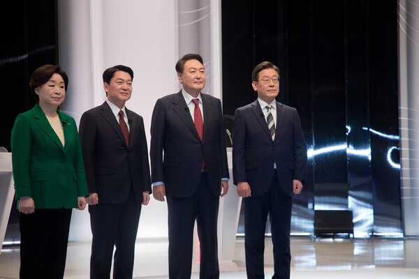 25일 서울 상암동 SBS 스튜디오에서 열린 중앙선거관리위원회 주관 제20대 대통령선거 후보자 2차 정치분야 방송토론회에 앞서 (왼쪽부터)정의당 심상정, 국민의당 안철수, 국민의힘 윤석열, 더불어민주당 이재명 대선후보가 기념촬영을 하고 있다. /국회사진기자단=연합뉴스