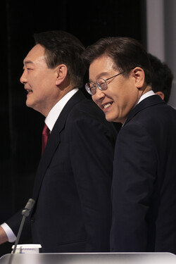 25일 서울 상암동 SBS 스튜디오에서 열린 중앙선거관리위원회가 주관하는 제20대 대통령선거 후보자 2차 정치분야 방송토론회에 참석한 국민의힘 윤석열(왼쪽), 더불어민주당 이재명 대선후보./한국인터넷신문협회