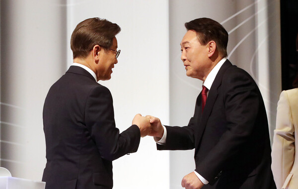 (왼쪽부터)이재명 더불어민주당 대선 후보와 윤석열 국민의힘 대선후보가 25일 서울 마포구 SBS 프리즘타워 오디토리움에서 열린 중앙선거관리위원회 주관 두 번째 TV 토론회에 앞서 인사하고 있다. /한국인터넷신문협회