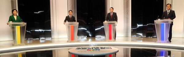 25일 서울 상암동 SBS 스튜디오에서 중앙선거관리위원회 주관 제20대 대통령선거 후보자 2차 정치분야 방송토론회가 열렸다. 사진 왼쪽부터 정의당 심상정, 국민의당 안철수, 국민의힘 윤석열, 더불어민주당 이재명 대선후보. /한국인터넷신문협회