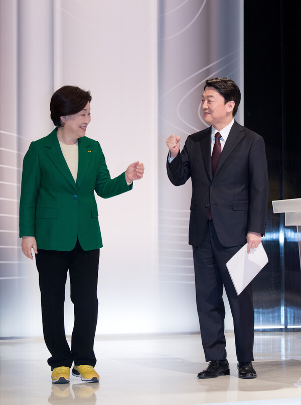 정의당 심상정 대선후보(왼쪽)와 국민의당 안철수 대선후보가 25일 서울 마포구 상암동 SBS 스튜디오에서 열린 중앙선거관리위원회 주관 제20대 대통령선거 후보자 2차 정치분야 방송토론회에서 인사하고 있다. / 연합뉴스