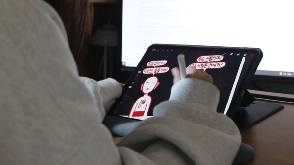 만화를 그리고 있는 강아람 작가. /강아람 작가 제공