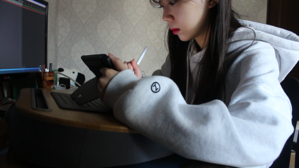 만화를 그리고 있는 강아람 작가. /강아람 작가 제공