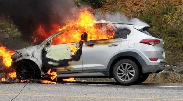 미국의 한 도로에서 불타는 2017년형 현대 투싼. / 독자 제보