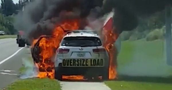미국의 한 도로에서 불타고 있는 현대차그룹 기아차 쏘렌토 모델. /미국자동차안전센터