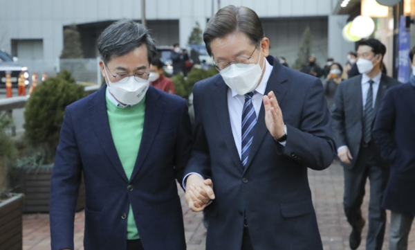 더불어민주당 이재명 대선 후보와 새로운물결 김동연 대선 후보가 1일 오후 서울 마포의 한 카페에서 회동한 후 손잡은 채 이동하고 있다./연합뉴스