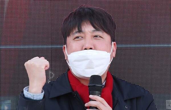 이준석 국민의힘 대표가 지난달 23일 강원 철원군 신철원사거리에서 윤석열 후보에 대한 지지를 주민들에게 호소하고 있다. /연합뉴스