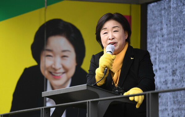 심상정 정의당 대선후보가 1일 경기 고양시 덕양구 화정역 광장 집중유세 현장에서 시민들에게 지지를 호소하고 있다. /국회사진기자단=연합뉴스