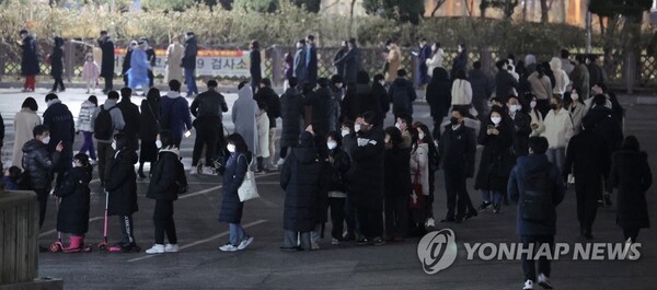 서울 송파구 종합운동장 앞에 설치된 코로나19 임시선별검사소에서 시민들이 코로나19 검사를 받기 위해 줄을 서고 있다. /연합뉴스