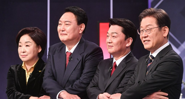 2일 저녁 서울 영등포구 KBS 본관 스튜디오에서 열린 중앙선거관리위원회 주관 제20대 대통령선거 후보자 3차 사회분야 방송토론회에 참석한 각 당 대선후보들이 기념촬영을 하고 있다. (왼쪽부터)정의당 심상정 후보, 국민의힘 윤석열 후보, 국민의당 안철수 후보, 더불어민주당 이재명 후보. /국회사진기자단=연합뉴스