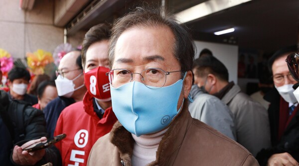 홍준표 국민의힘 의원이 지난달 25일 대구 남구 대명동에서 열린 중·남구 국회의원 보궐선거에 출마한 무소속 도건우 후보의 출정식에 참석해 기자들의 질문에 답하고 있다. /연합뉴스