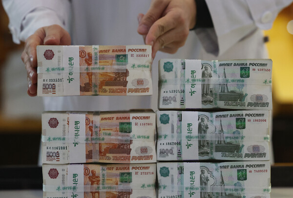 28일 오후 서울 중구 을지로 하나은행 본점 위변조대응센터에서 직원이 러시아 화폐인 루블화를 정리하고 있다. 미국과 유럽은 전날 러시아 중앙은행을 제재하고 일부 러시아 은행들을 국제은행간통신협회(SWIFT·스위프트)에서 퇴출하기로 합의했다./연합뉴스