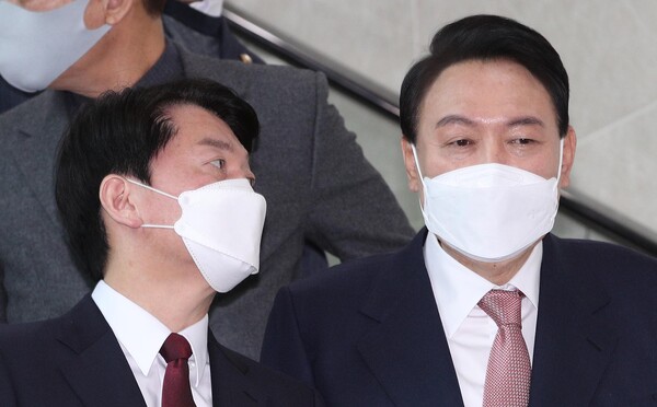 국민의힘 윤석열 대선후보(오른쪽)와 국민의당 안철수 대선후보가 3일 오전 국회 소통관에서 단일화 기자회견을 마친 뒤 함께 이동하고 있다./국회사진기자단=연합뉴스