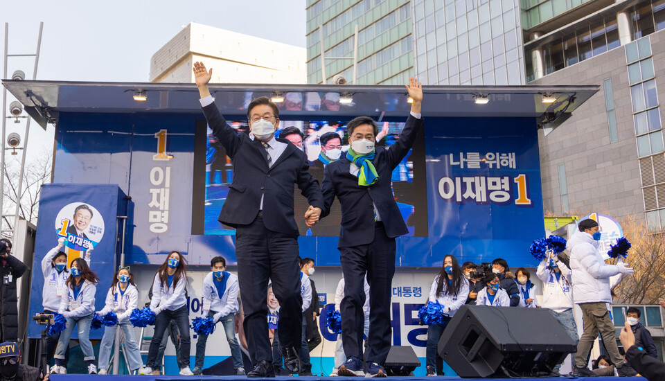 더불어민주당 이재명 대선후보가 3일 오후 서울 영등포구 타임스퀘어 앞 광장에서 열린 '영등포를 일등포로, 이재명은 합니다!' 영등포 집중 유세에서 새로운물결 김동연 대표와 함께 입장하며 인사하고 있다. /연합뉴스