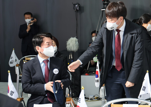 이준석 국민의힘 대표(오른쪽)가 지난 1일 서울 서대문구 국립 대한민국임시정부 기념관에서 열린 제103주년 3.1절 기념식에서 안철수 국민의당 대선후보에게 악수하기 위해 손을 내밀고 있다. /연합뉴스