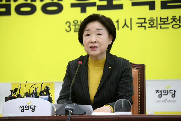 정의당 심상정 대선후보가 3일 오전 국회에서 특별 기자회견을 하고 있다. /국회사진기자단=연합뉴스