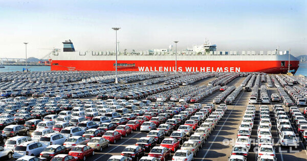 경기도 평택항에서 수출 차량이 선적을 기다리고 있다. /팩트경제신문DB