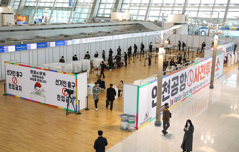 20대 대통령 선거 사전투표 첫날인 4일 오후 인천공항 1터미널에 설치된 사전투표소에서 공항 상주 직원과 일부 여행객들이 투표하고 있다. / 연합뉴스
