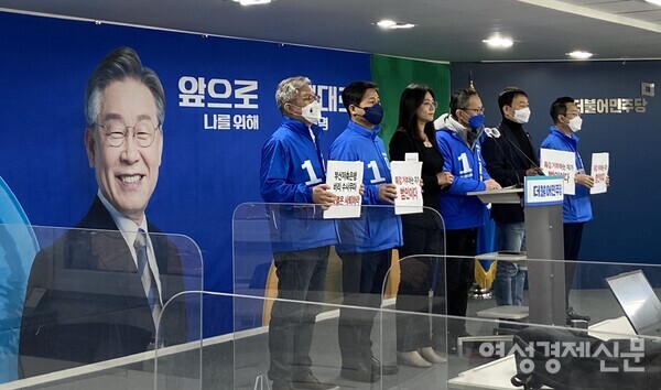 더불어민주당 법제사법위원회가 7일 서울 여의도 민주당사에서 기자회견을 열고 특검을 요구했다. /손세일 기자