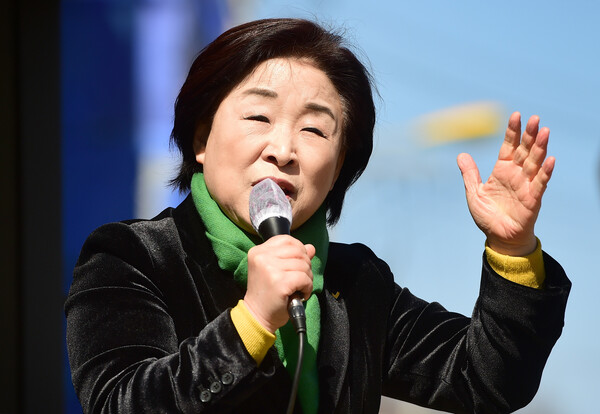 심상정 정의당 대선후보가 6일 오후 서울 마포구 연남동 연트럴파크에서 열린 2030 프라이드 유세에서 지지를 호소하고 있다./국회사진기자단=연합뉴스