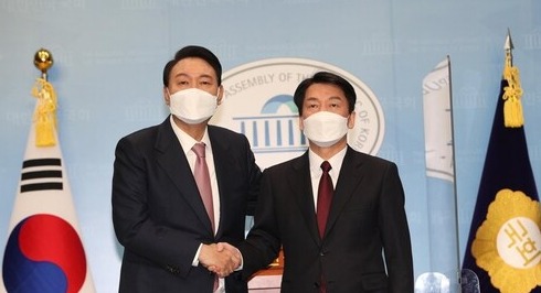 윤석열 국민의힘 대선후보(왼쪽)와 안철수 국민의당 대선후보가 지난 3일 오전 국회 소통관에서 단일화 기자회견을 마친 뒤 악수하고 있다. /국회사진기자단=연합뉴스