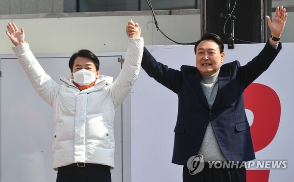  국민의힘 윤석열 대선 후보가 7일 오전 경기 하남시 신장동 스타필드 앞에서 국민의당 안철수 대표와 함께 유세하고 있다. /국회사진기자단=연합뉴스