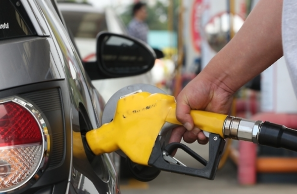 서울 강남구에 위치한 한 주유소에서 운전자가 휘발유를 주유하고 있는 모습. /연합뉴스