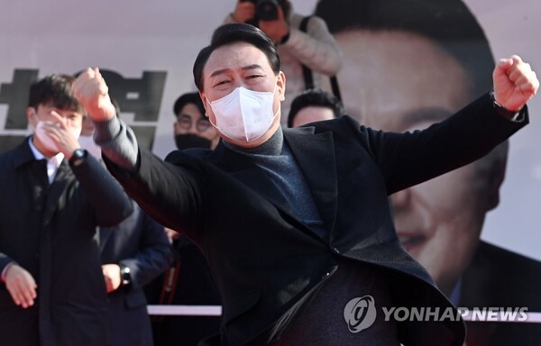 국민의힘 윤석열 대선 후보가 8일 제주시 동문시장 일대에서 열린 ‘제주와 함께 승리합니다’ 제주도 거점유세에서 어퍼컷 세리머니를 하고 있다. /연합뉴스