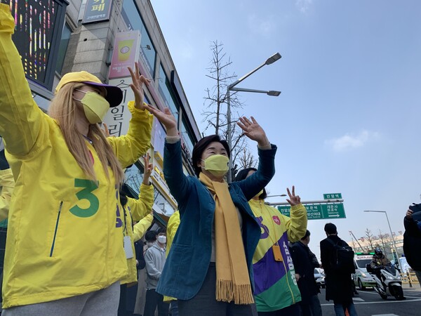 심상정 정의당 대선후보가 8일 서울 성북구 유세현장에서 시민들에게 지지를 호소하고 있다. /최수빈 기자